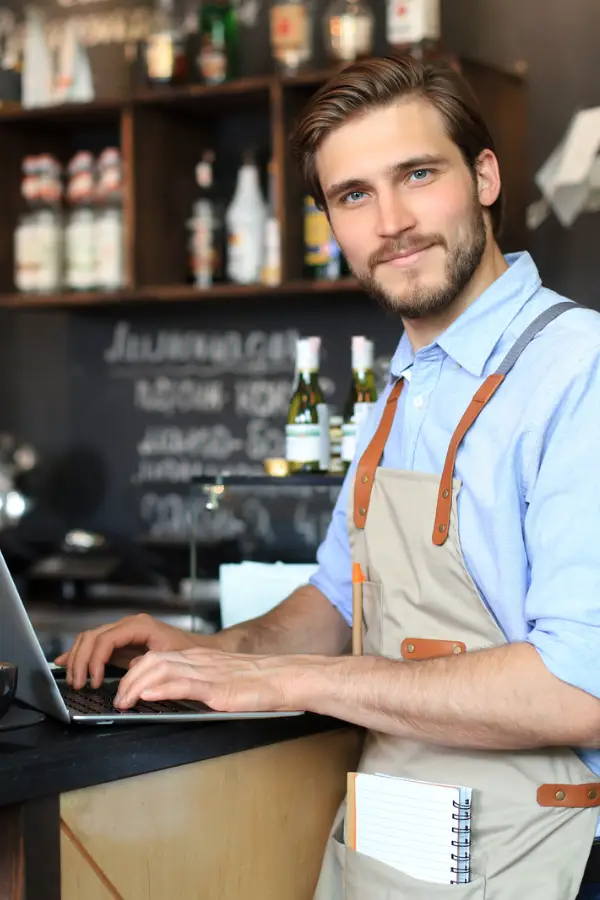 hombre atendiendo en un restaurante